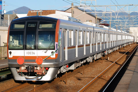 【メトロ】10000系10136F 甲種輸送を新蒲原駅で撮影した写真