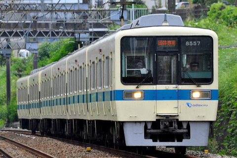 【小田急】8000形8257F 団臨を五月台駅で撮影した写真