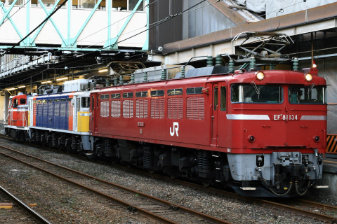【JR東】EF81-89とDE10-1571 秋田総合車両センターへを高崎駅で撮影した写真