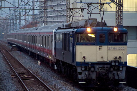 【JR東】E233系ケヨ512編成 配給輸送を新松戸駅で撮影した写真