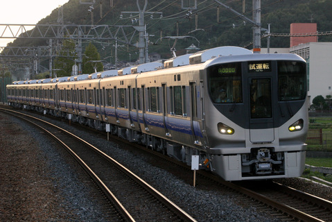 【JR西】225系5000番代 近畿車輌出場を島本駅で撮影した写真
