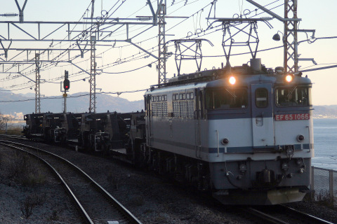 【JR貨】シキ1000×3 回送を根府川駅で撮影した写真