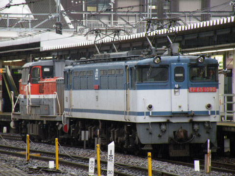 【JR貨】DE10-1727 大宮車両所出場を大宮駅で撮影した写真