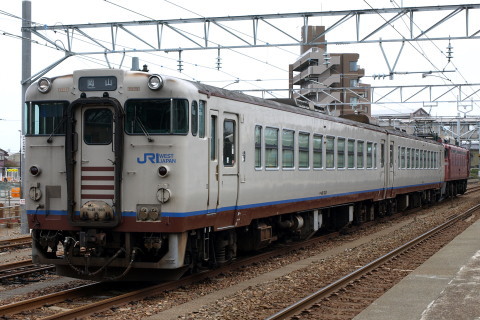【JR西】キハ48-6＋キハ48-1003 金沢総合車両所へを松任駅で撮影した写真