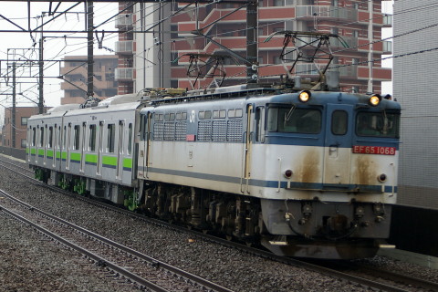 【都営】10－300形中間車2両 甲種輸送を新座駅で撮影した写真