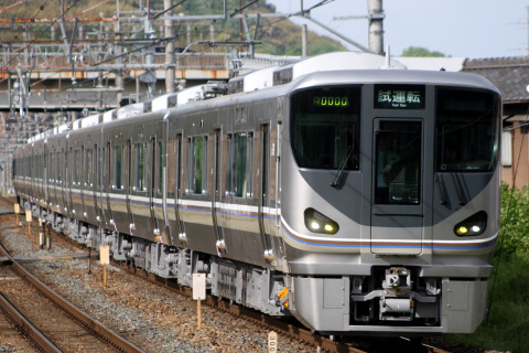 【JR西】225系 近畿車輛出場を島本駅で撮影した写真
