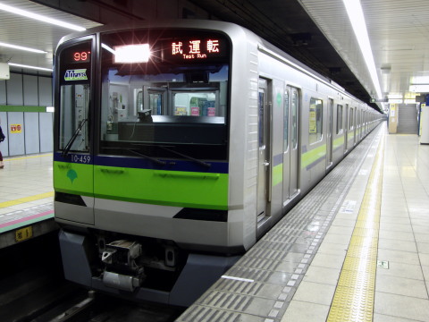 【都営】新宿線10-300形10両編成 試運転を岩本町駅で撮影した写真