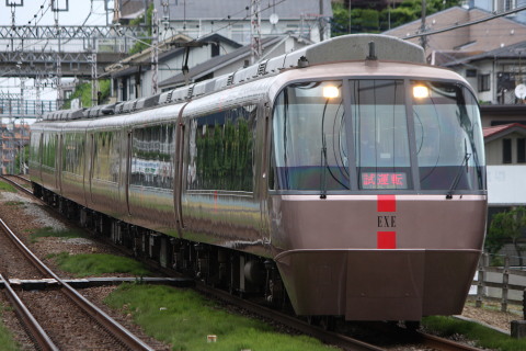 【小田急】30000形30255F(EXE) 試運転を東海大学前駅で撮影した写真