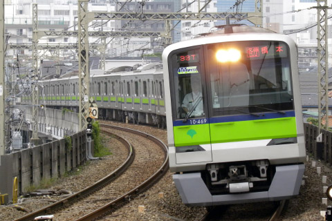 【都営】新宿線用10-300形10-460F 10両編成化を京王多摩川駅で撮影した写真