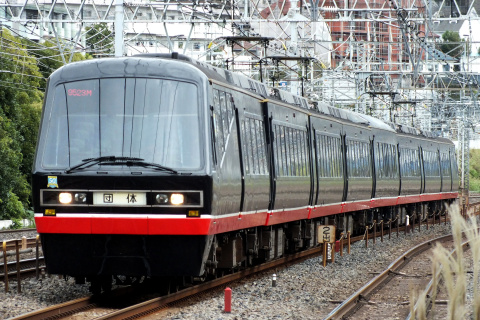 【伊豆急】2100系『黒船電車』使用 団体臨時列車を東神奈川駅で撮影した写真