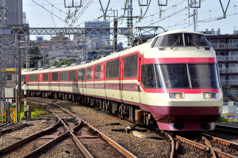 【小田急】10000形10001F（HiSE） 特別団体専用列車運転を町田駅で撮影した写真