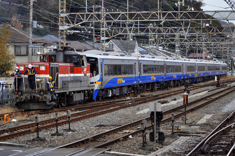 【南海】12000系12001F・12002F甲種輸送を逗子駅で撮影した写真