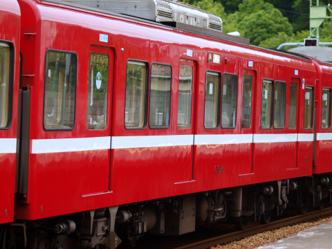 【京急】普通列車に弱冷房車設定を神武寺駅で撮影した写真
