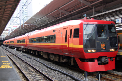 【JR東】253系1000番代OM-N01編成 試運転を新宿駅で撮影した写真