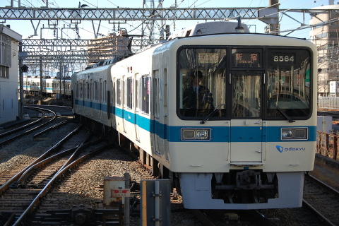 【小田急】8000形8264Fに小変化を藤沢駅で撮影した写真