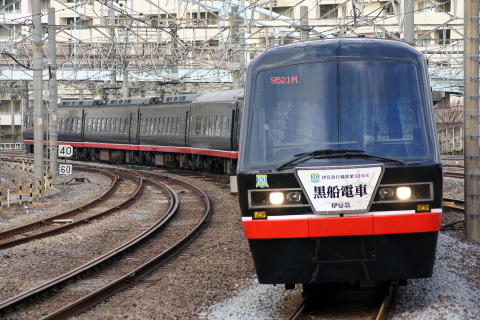 【伊豆急】2100系R4編成『黒船電車』展示のための臨時回送を大船駅で撮影した写真