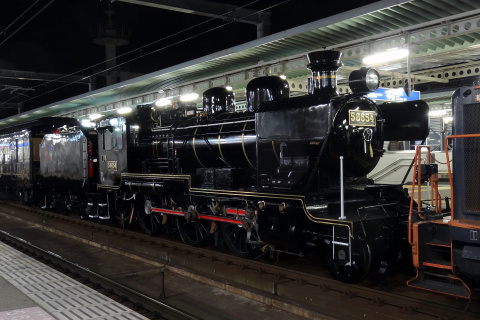 【JR九】58654＋「SL人吉」用50系3両 小倉総合車両センター出場を吉塚駅で撮影した写真