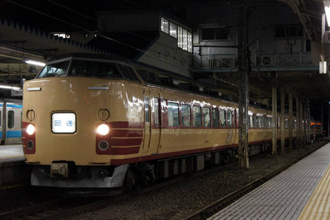 【JR東】快速「富士河口湖号」運転（25日）を東神奈川駅で撮影した写真