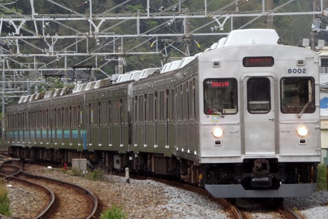 【伊豆急】8000系TB2編成 無塗装で運行再開を伊東駅で撮影した写真
