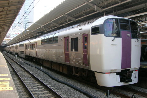 【JR東】215系チタNL1編成 総武快速線で試運転を新宿駅で撮影した写真