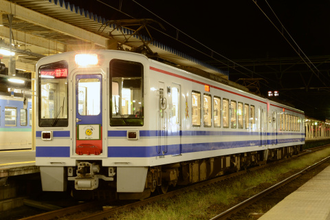 【北越】HK100形 「鉄道の日」ヘッドマーク掲出を直江津駅で撮影した写真