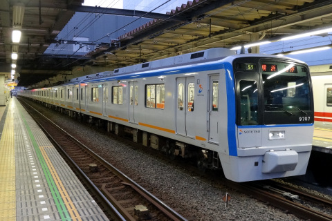 【相鉄】9000系9707Fの前照灯交換を二俣川駅で撮影した写真