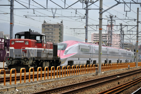 【JR東】E6系 甲種輸送を鷹取駅で撮影した写真
