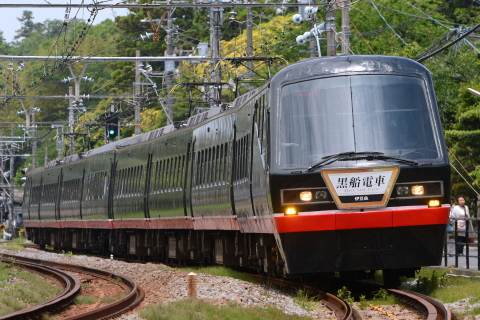 【伊豆急】2100系『黒船電車』 YYのりものフェスタに伴う団体臨時列車運転を北鎌倉～鎌倉で撮影した写真