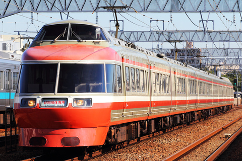 【小田急】7000形7004F（LSE）使用 団体専用列車運転を和泉多摩川駅で撮影した写真