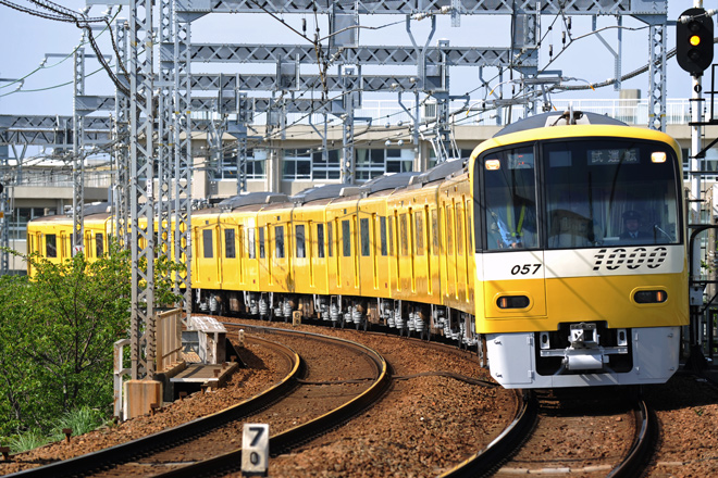 【京急】新1000形1057編成（黄色塗装）試運転を新大津駅で撮影した写真