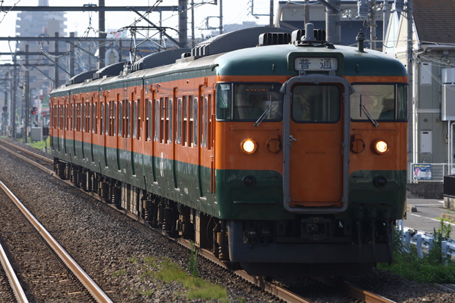 【JR東】115系T1147編成使用 団体臨時列車運転を北上尾駅で撮影した写真