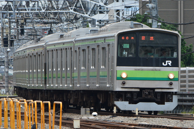【JR東】205系クラH27編成尾久疎開返却回送を新宿駅で撮影した写真