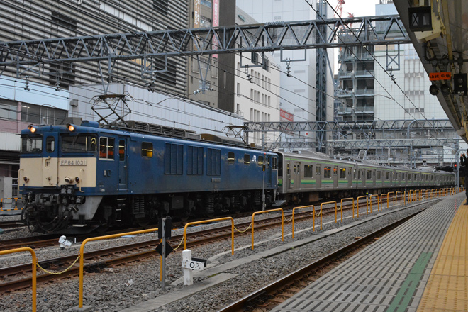 【JR東】205系H27編成新津へ配給輸送を新宿駅で撮影した写真