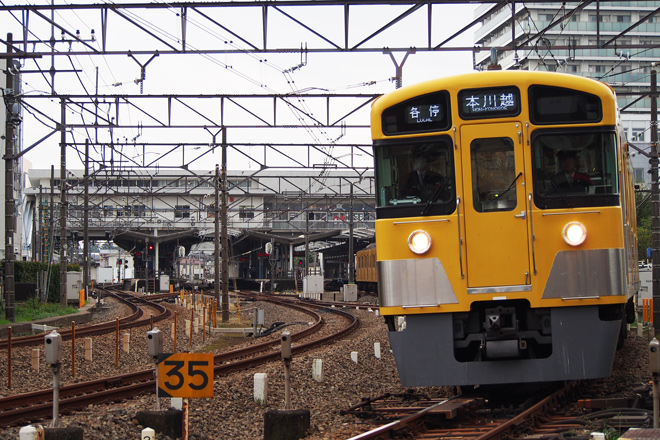 【西武】新2000系2083F新宿線へ転属を東村山～所沢間で撮影した写真