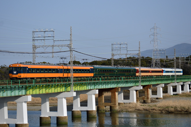 【近鉄】12200系、15200系、15400系の4色混結編成を宮町～小俣間で撮影した写真
