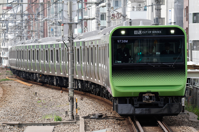 【JR東】E235系トウ01編成 東京総合車両センターへ返却を恵比寿駅で撮影した写真