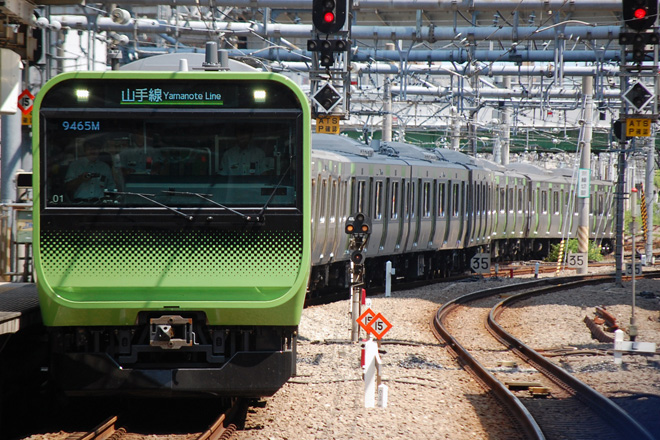 【JR東】E235系トウ01編成 豊田車両センターへ回送を大崎駅で撮影した写真