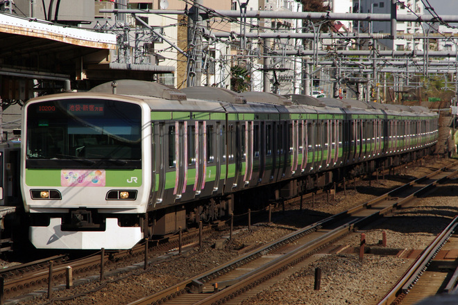 【JR東】E231系トウ542編成「ラブライブ！Printemps」ラッピング掲出を駒込駅で撮影した写真