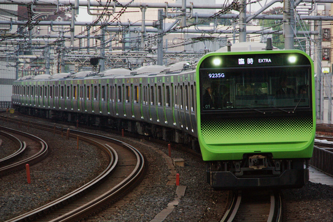 【JR東】E235系トウ01編成 試乗会を御徒町駅で撮影した写真