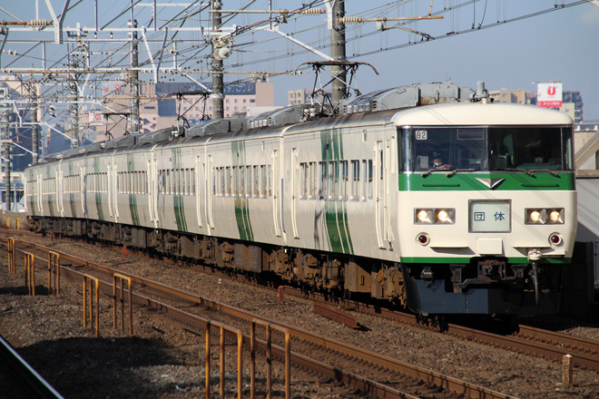 【JR東】185系B2編成 成田山初詣臨時列車 を本八幡駅で撮影した写真