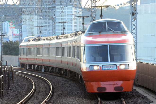 【小田急】7000形7003F(LSE) 特別団体専用列車を狛江駅で撮影した写真