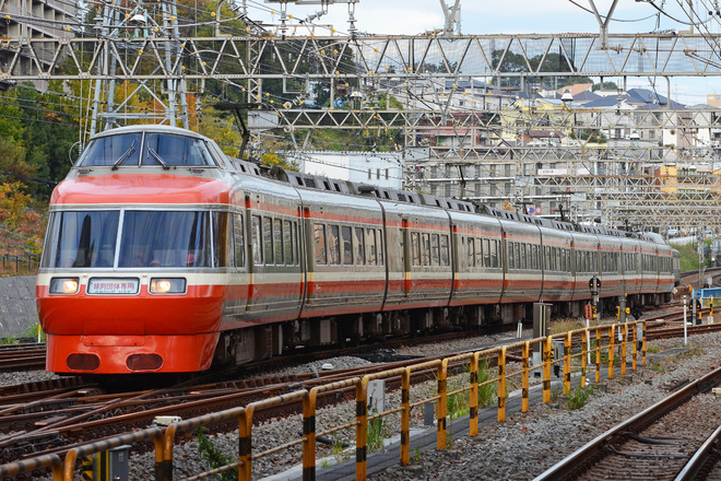 【小田急】7000形7003F（LSE） 特別団体専用列車運転を新百合ヶ丘駅で撮影した写真