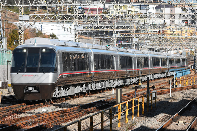 【小田急】30000形30051F+30251F（EXEα） 臨時回送を新百合ヶ丘駅で撮影した写真