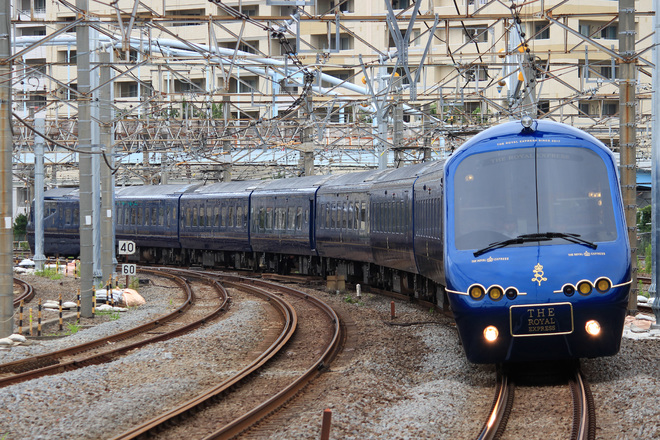 【伊豆急】2100系「THE ROYAL EXPRESS」団体臨時列車を大船駅で撮影した写真