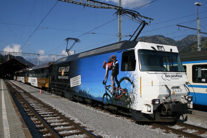 【南海】「MOBとの  姉妹鉄道協定締結」HM掲出をZweisimmen Stationで撮影した写真