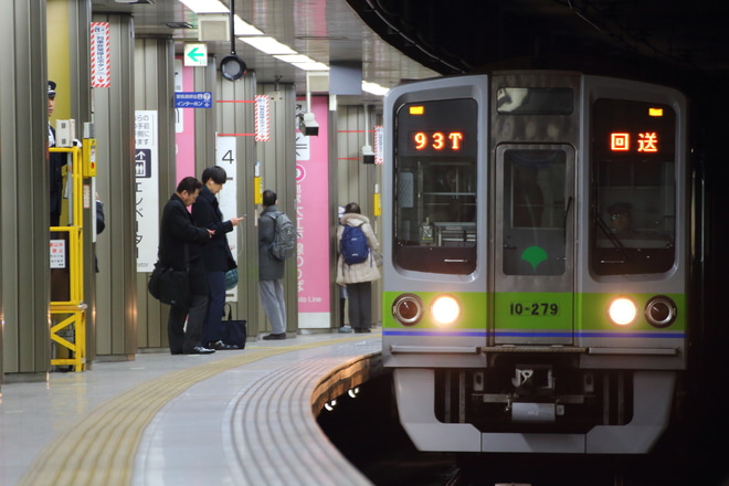 【都営】10-000形10-270F廃車回送を新宿駅で撮影した写真