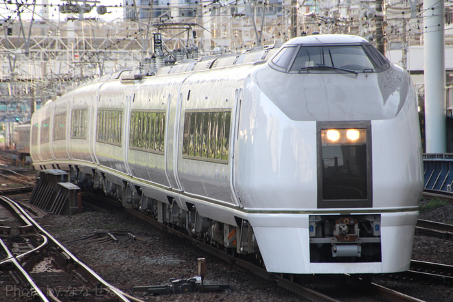 【JR東】651系カツK103編成使用「ぶらり鎌倉・横浜号」を横浜駅で撮影した写真