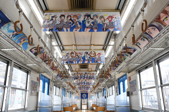【富士急】6000系6002F「ラブライブ!サンシャイン!!」ラッピング列車を河口湖駅で撮影した写真
