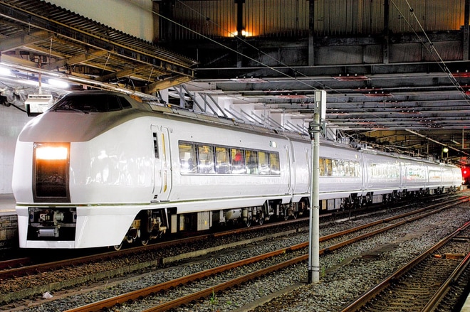 【JR東】651系が2702日ぶりに仙台駅から乗客を乗せて出発を仙台駅で撮影した写真