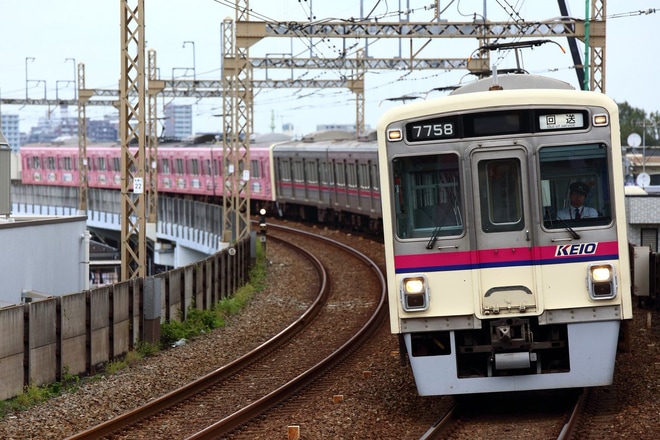 【京王】7000系7708F+7801F若葉台へを京王稲田堤駅で撮影した写真